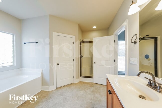 Building Photo - 2044 Highview Way