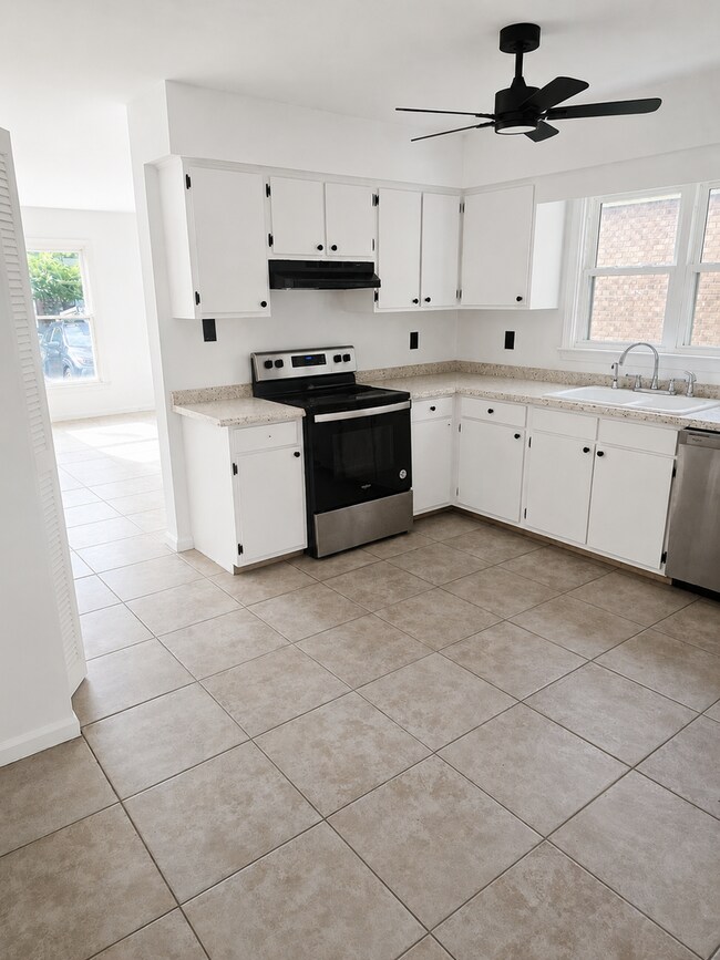Building Photo - 142B