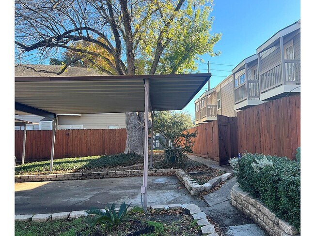 Building Photo - 11710 Southlake Dr