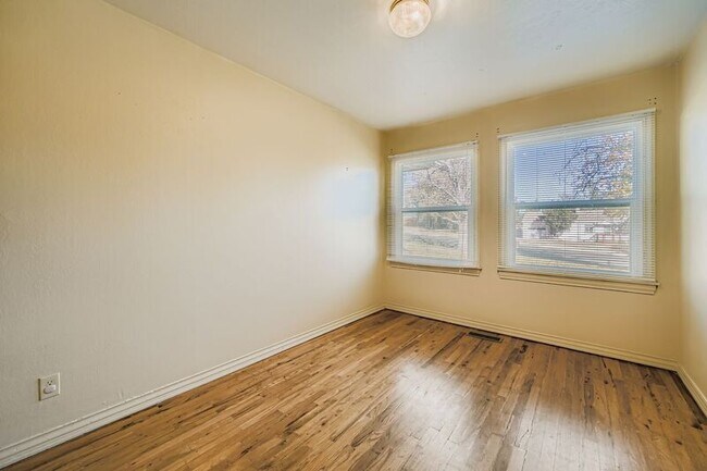 Building Photo - 515 W San Miguel St