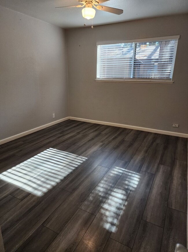 Building Photo - 2 Bedrooms in Pollock Pines Available May 1st