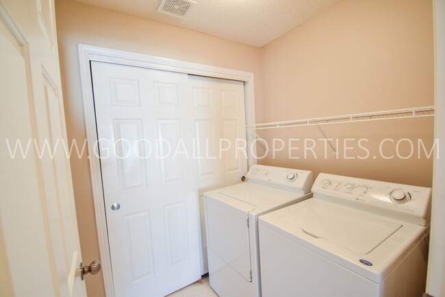 Building Photo - Short Term Lease Available ! 2 Bedroom 2 B...