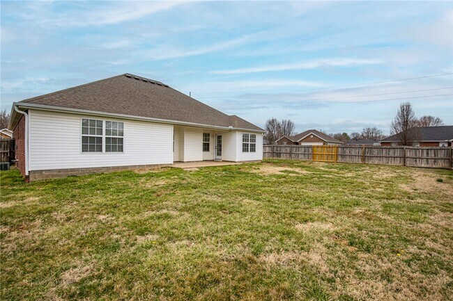 Building Photo - 520 Bonanza St