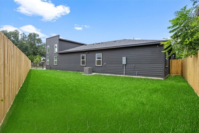 Building Photo - 5602 Pershing St
