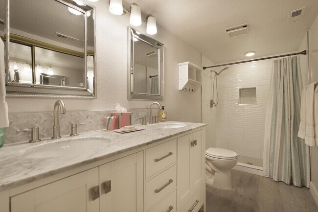 Building Photo - 5301 E Waverly Dr