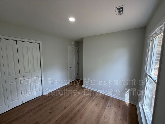 Building Photo - 1712 Blandford Dr