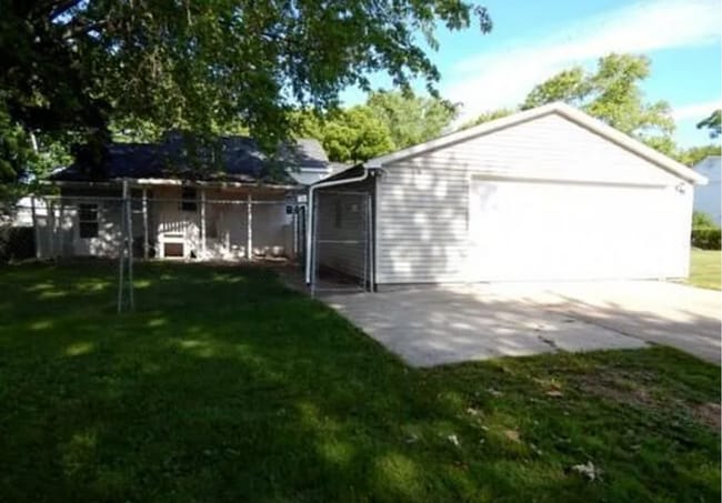 Building Photo - 4-Bedrooms! Garage! PETS WELCOME