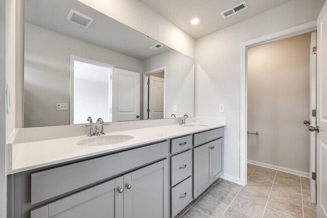 Building Photo - Beautiful 3-bedroom, 3.5 bath townhome in Elizabeth of fabulous Fort Mill!!