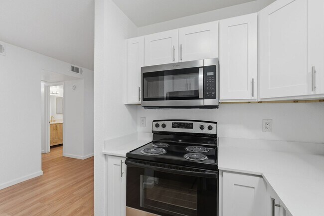 Building Photo - 317 N Vine Ave