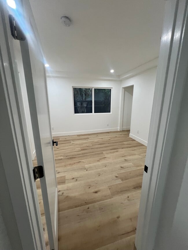 Building Photo - 13935 Valerio St