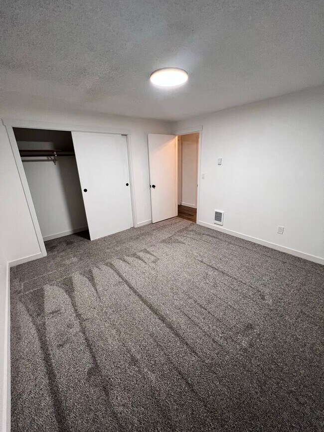 Building Photo - Duplex Must See Stunning Updated 2BR/1BA/1 car garage Avail. June 5th