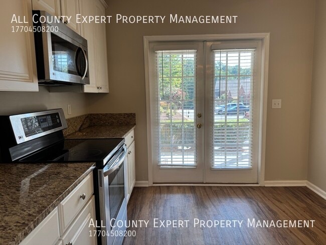 Building Photo - 2075 Pine Tree Dr