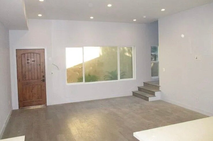 Building Photo - 6848 Encino Ave