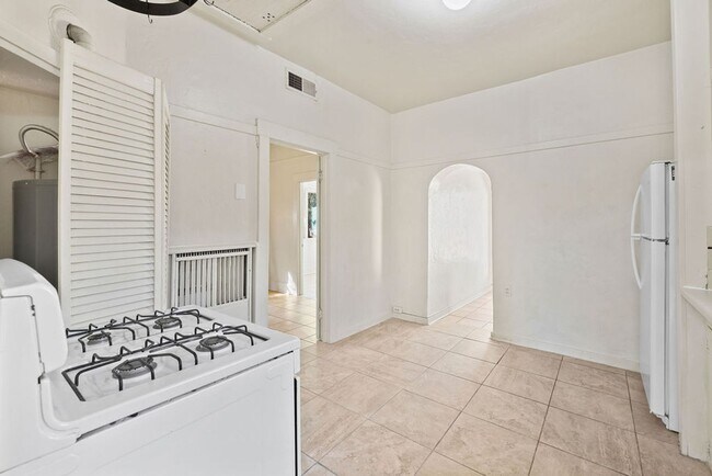 Building Photo - Vintage Bungalow Near University of Arizona