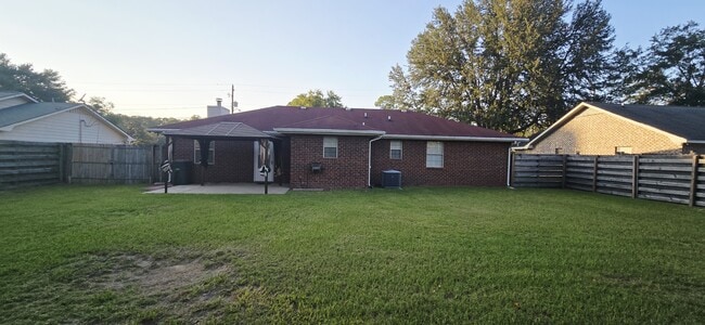 Building Photo - 627 Windhaven Dr