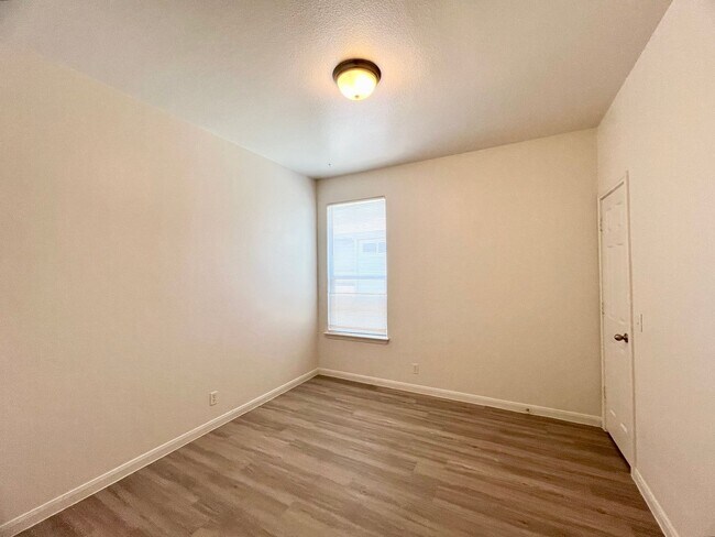 Building Photo - 2406 Allred Dr