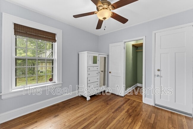 Building Photo - 3320 Montview Dr