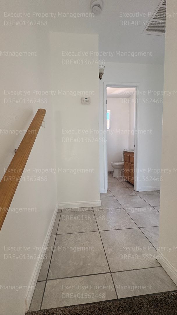 Building Photo - 2 bedroom 1.5 bathroom townhome