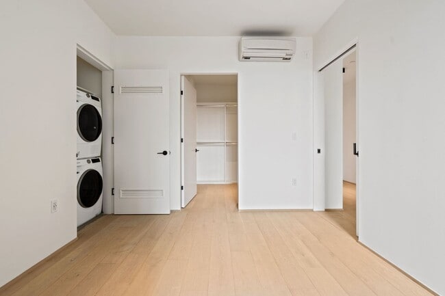 Building Photo - Modern 1 Bed, 1 Bath Condo @ 10th & Howard...