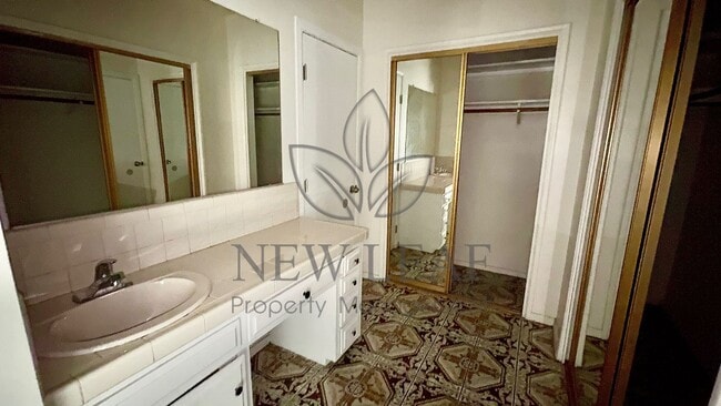 Building Photo - 970 W 14th St