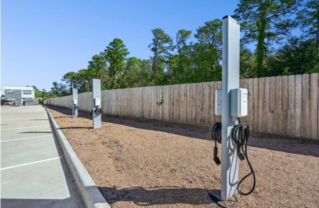 Building Photo - 13588 Ella Blvd