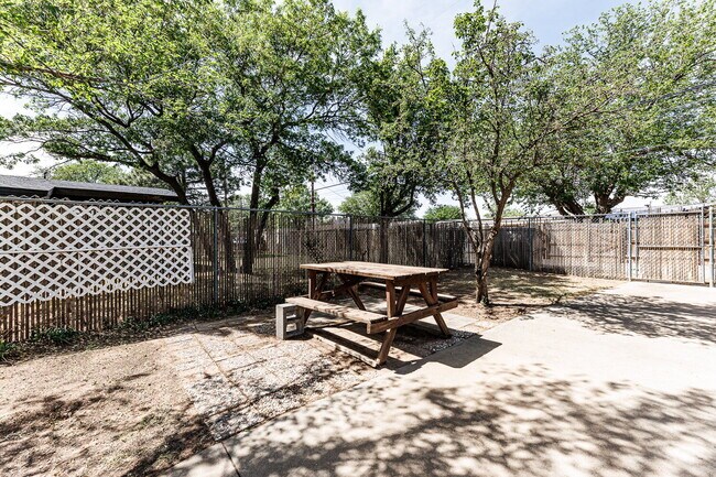 Building Photo - Remodeled throughout, 3/2/1