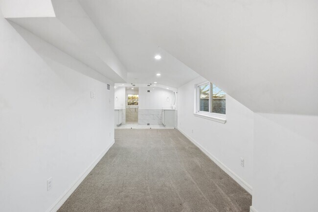 Building Photo - Beautiful Houston Home Featuring a Private Pool