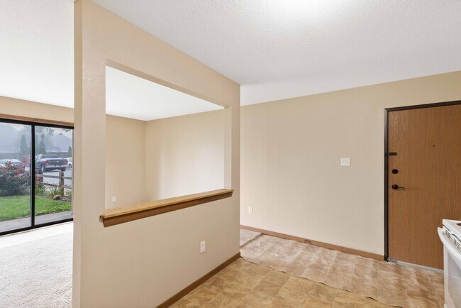 Building Photo - The Ivy | Classic 2 Bedroom