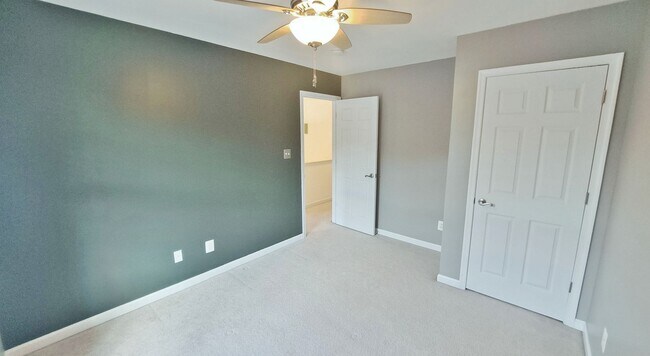 Building Photo - 3 Bed / 2-1/2 Bath Single Family Townhome with 1-Car Garage