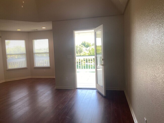 Building Photo - Beautiful Lakefront Home in the Vineyard! ...