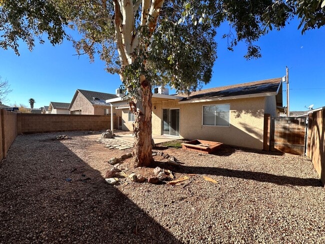 Building Photo - Great 3 Bedroom, 2 Bath Home Centrally located in Kingman!