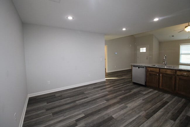 Building Photo - 581 Brushwood Dr