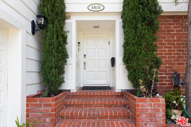 Building Photo - 9808 Hillgreen Pl