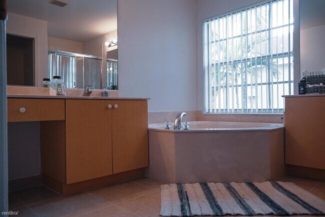 Building Photo - 4 br, 3 bath Townhome - 4253 SW 124th Ter