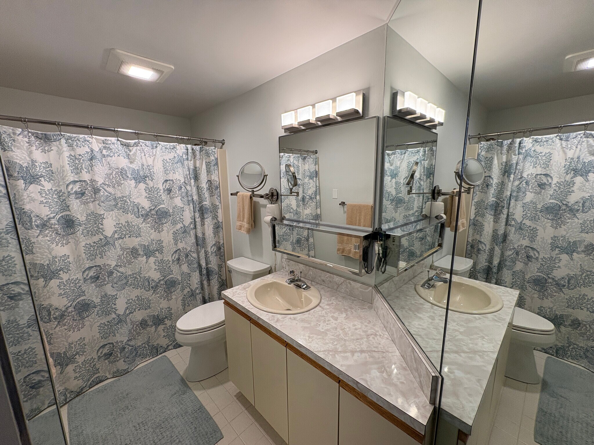 Mstr Bath - 219 E Grand Ave