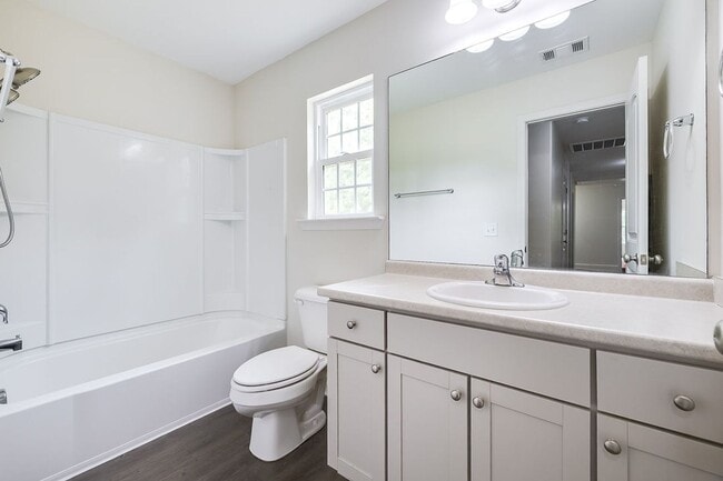 Building Photo - Spacious Custom 8 Bed 4.5 Bath Home on Lar...