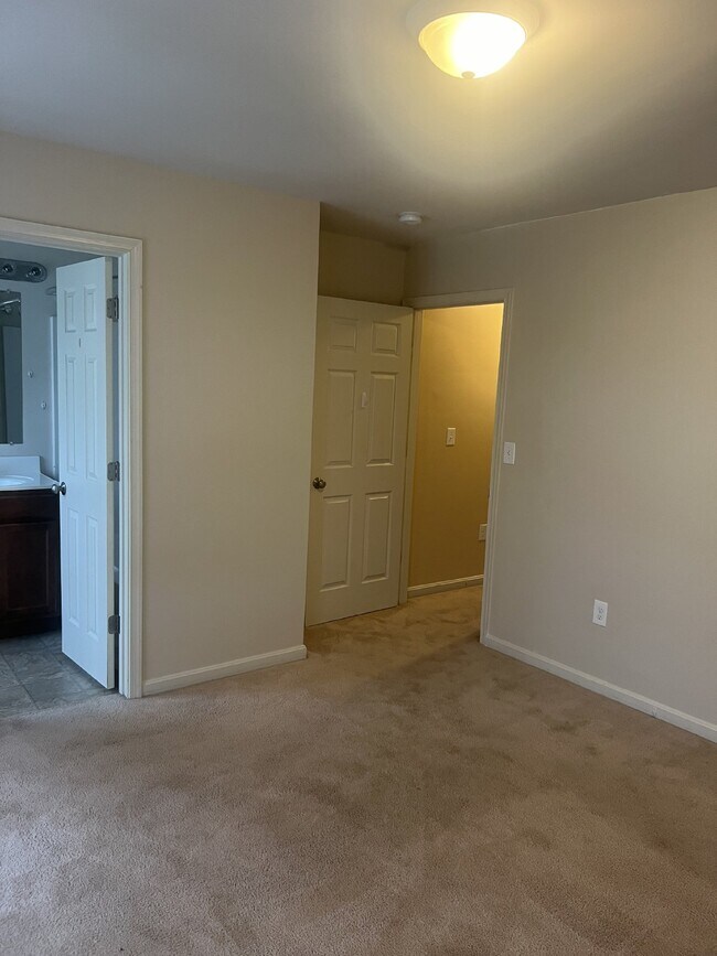 Building Photo - Spacious End-Unit Townhouse with 3 Beds, 3...