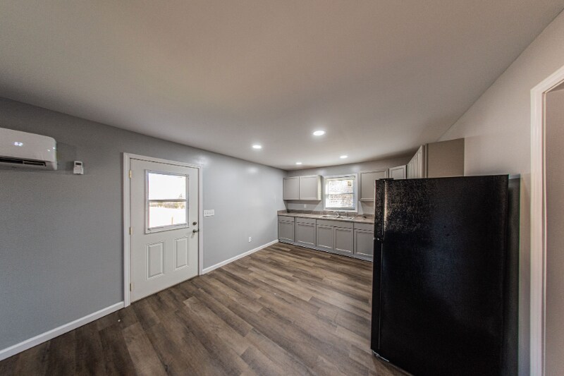 Building Photo - 120 Lake Dr