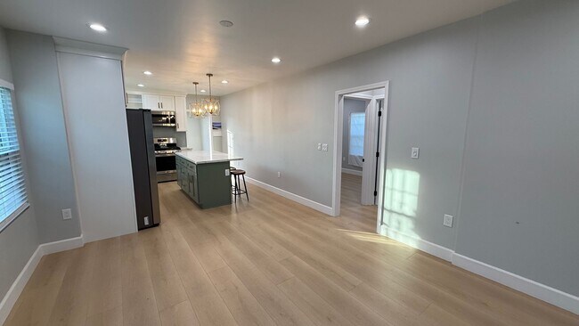 Building Photo - EPIC REA: Charming 2 Bed/ 1 Bath Home in O...