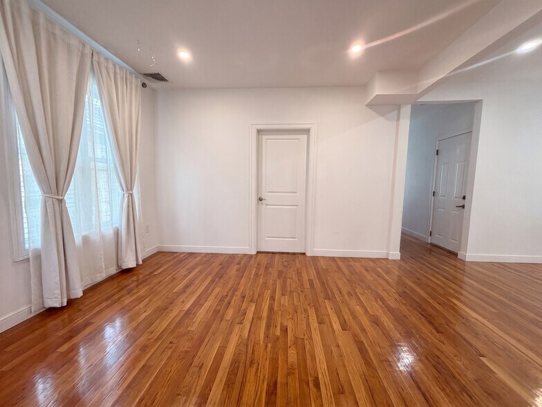 Building Photo - 82 Albertina St