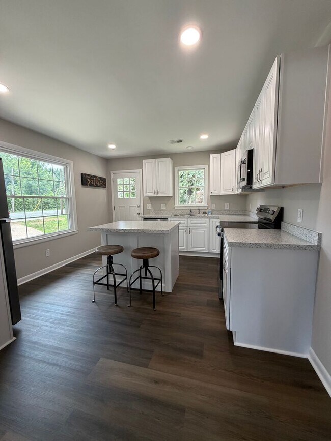 Building Photo - 228 College Dr