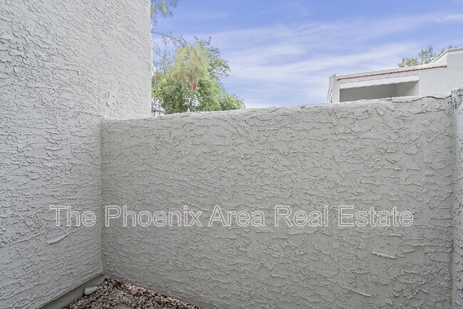 Building Photo - 850 S River Dr
