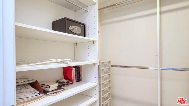 Building Photo - 10724 Wilshire Blvd