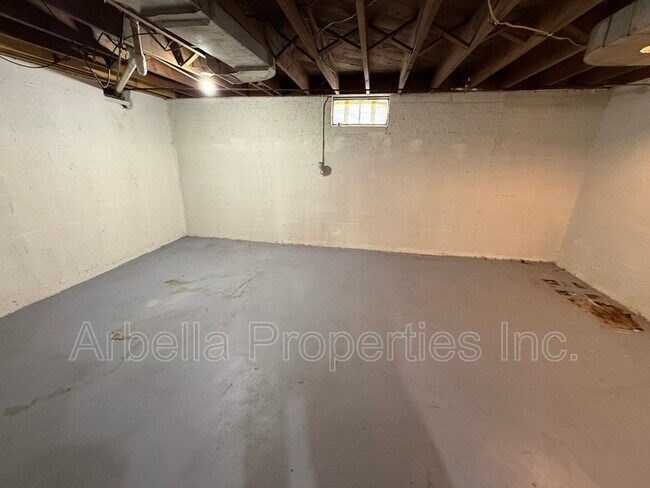 Building Photo - 1437 Valley St