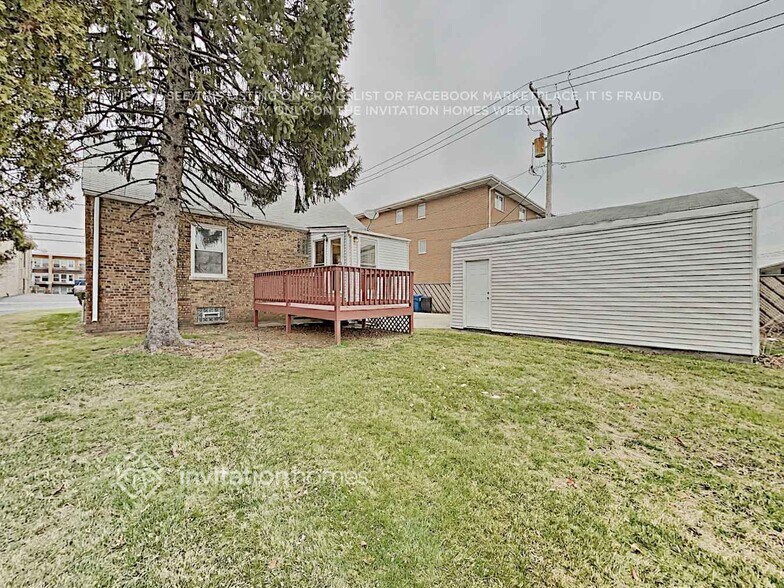 Building Photo - 4015 W 105th St