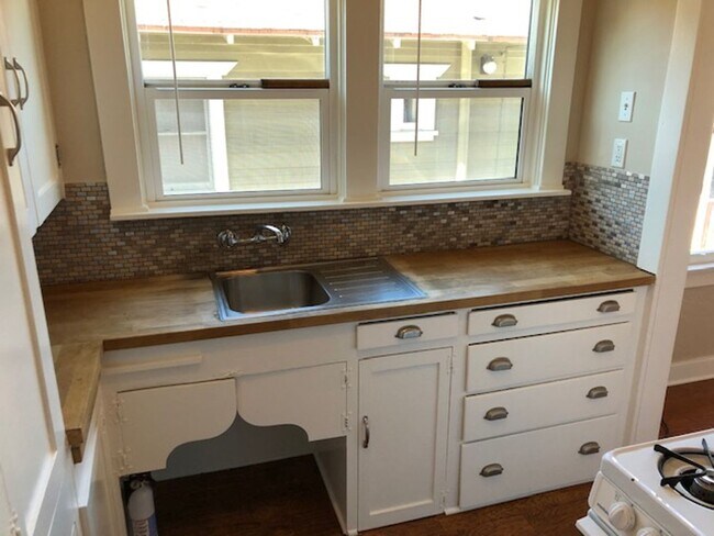 Building Photo - 1144 E Appleton St