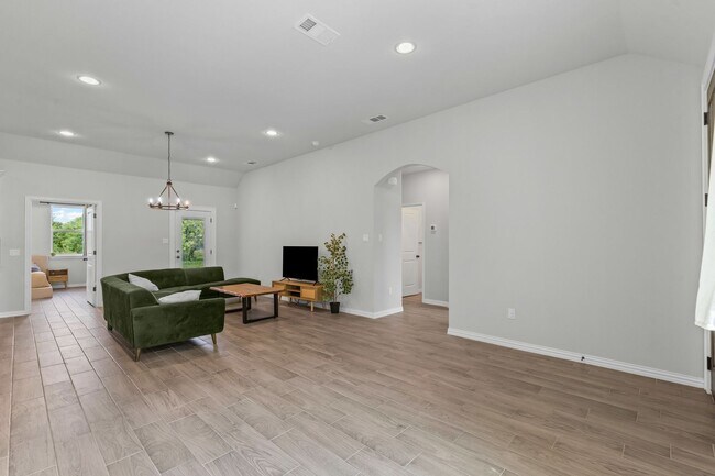 Building Photo - Grand in Granbury!