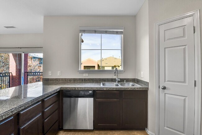 Building Photo - $1,800 - 1 Bed, 1.5 Bath Condo in Denver with In Unit Laundry in Great Location!