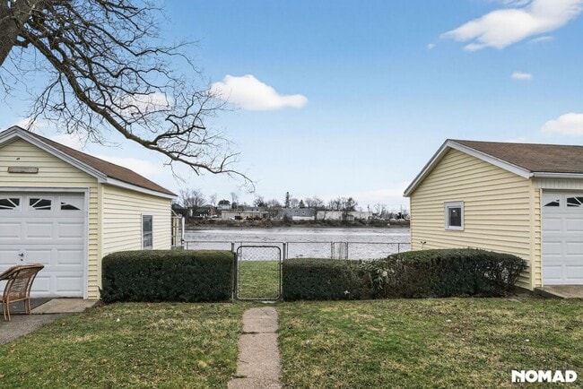 Building Photo - 96 Kenwood Ave