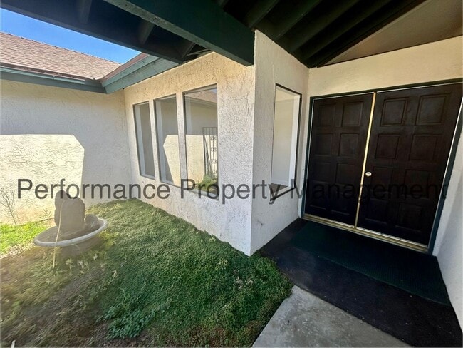 Building Photo - Stunning 3 Bed/2 Bath Split Wing Home w/ R...